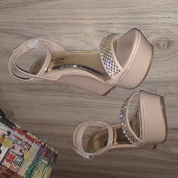 FREE with Bundle Special Occasion Platform Heels in Nude and Rhinestone 9 NIB - Picture 4 of 5
